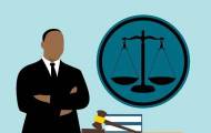 Spela Lag och rätt: Från brott till rättegång